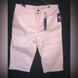 Gloria Vanderbilt Jean shorts
~14 classic rise
~Brand new With Tags
~Cotton